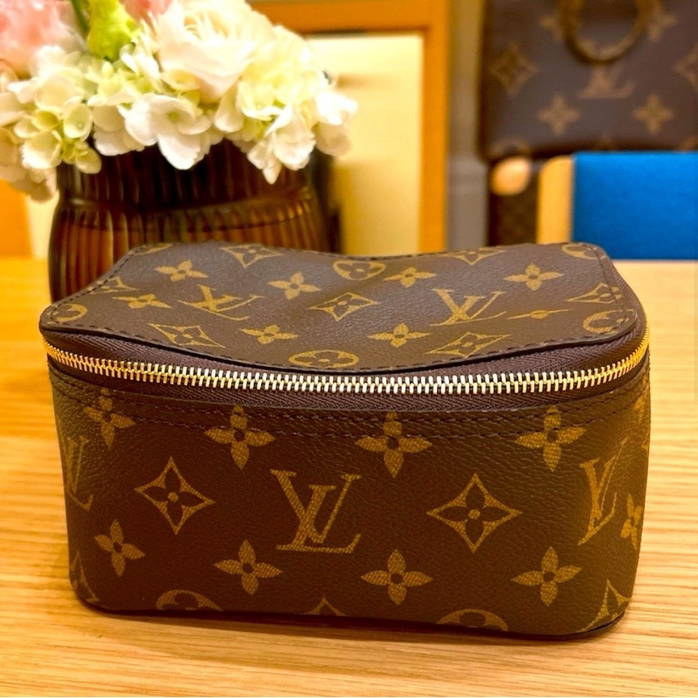Brand new authentic rare and collectible Louis  Vuitton travel cube with zipper.